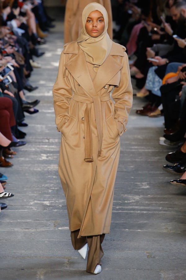 Halima Aden en la pasarela de Max Mara, en la Milan Fashion Week