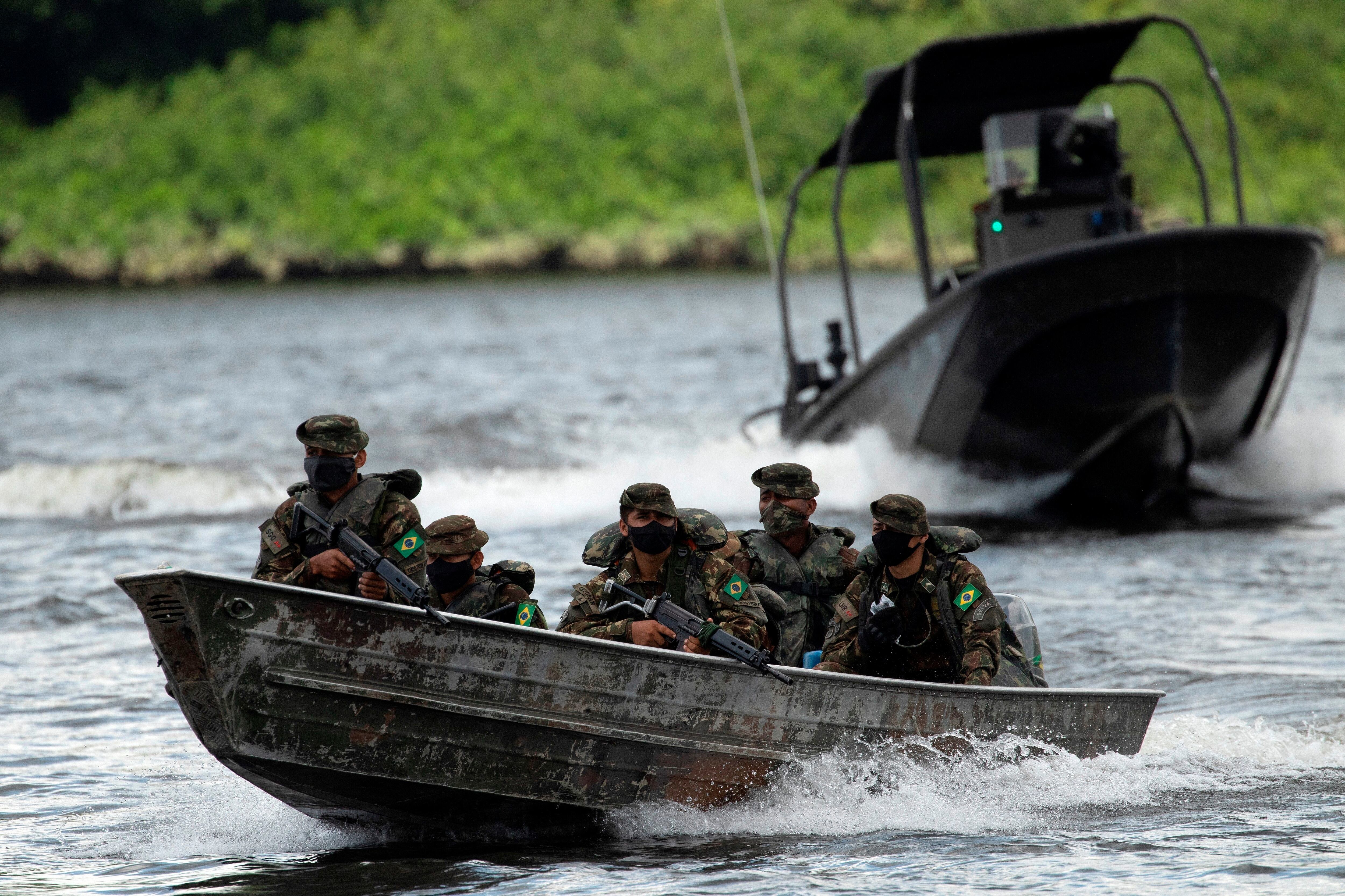 IMAGEN ILUSTRATIVA. Soldados del Ejército Brasileño navegan durante un entrenamiento por río Oiapoque en la frontera entre los países de Brasil y Guayana Francesa, en Oiapoque (Brasil) (EFE/ oédson Alves)
