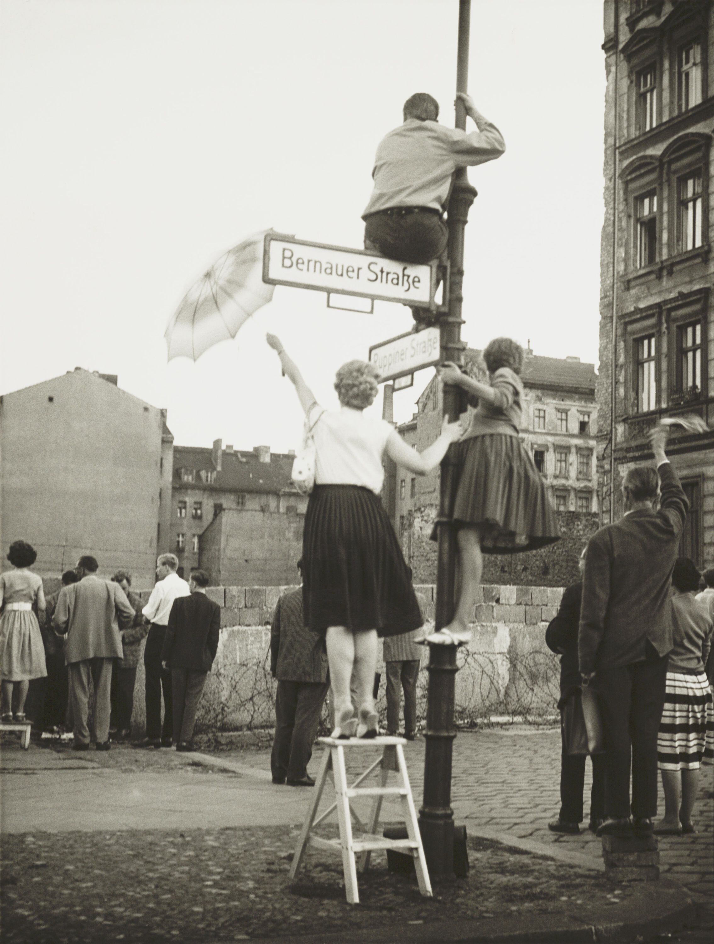 Vecinos del sector bajo administración francesa de Berín occidental saludan a amigos y familiares del otro lado del muro el 13 de septiembre de 1961.