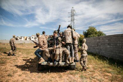 Combatientes de las fuerzas del gobierno de unidad de Libia, con sede en Trípoli y apoyo de las Naciones Unidas (Amru Salahuddien/dpa)
