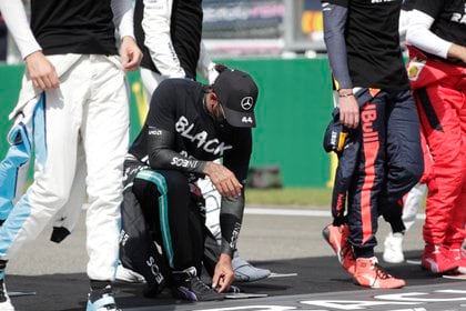 Formula One F1 - Belgian Grand Prix - Spa-Francorchamps, Spa, Belgium - August 30, 2020 Mercedes' Lewis Hamilton kneels in support of the Black Lives Matter campaign before the race Pool via REUTERS/Stephanie Lecocq
