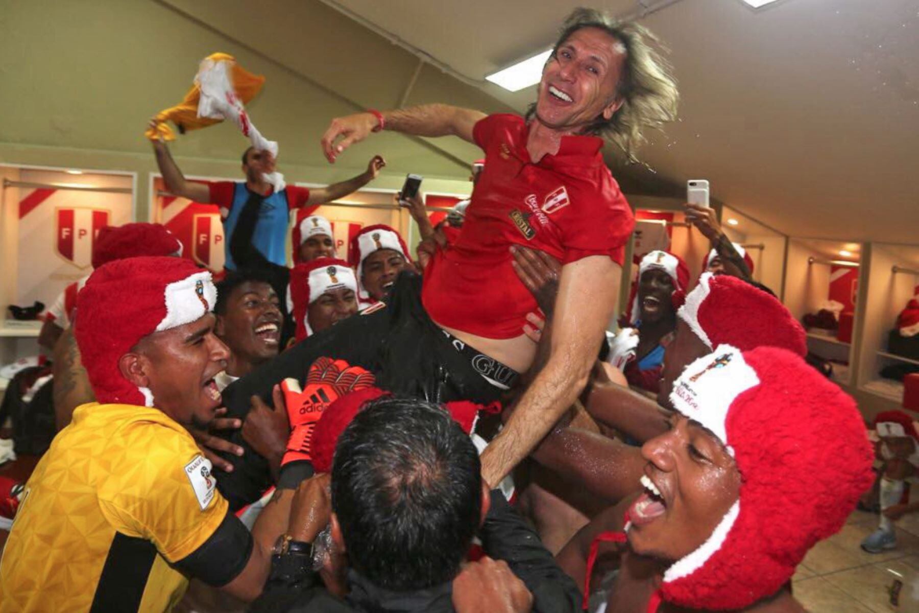 Ricardo Gareca et les joueurs péruviens célèbrent la qualification pour la Coupe du monde 2018 en Russie. | Photo : ANDINA