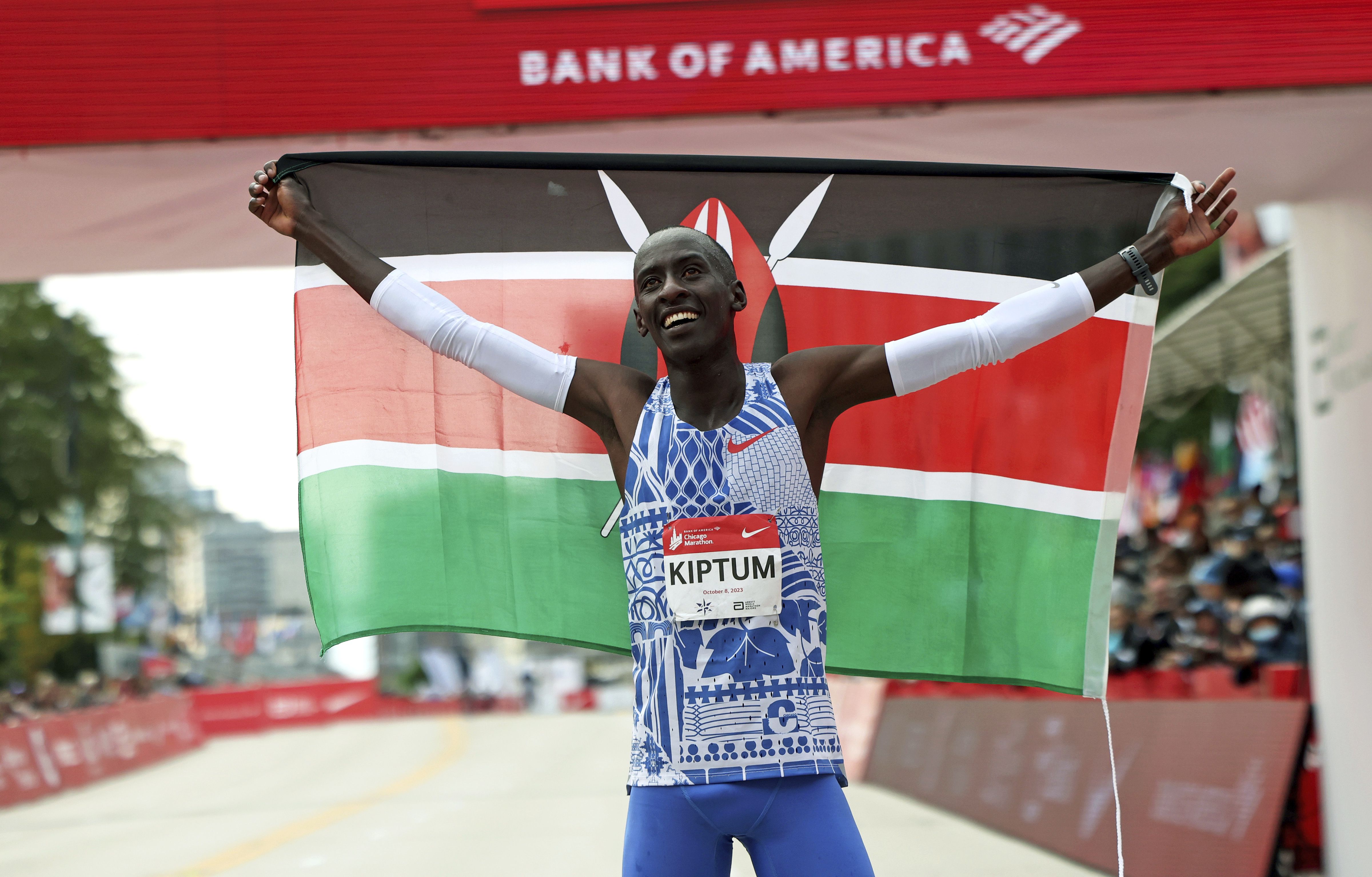 ARCHIVO - Kelvin Kiptum, de Kenia, celebra su récord en el Maratón de Chicago, en Grant Park el domingo 8 de octubre de 2023. De acuerdo con un compañero atleta, Kiptum falleció en un accidente automovilístico la noche del domingo en Kenia, el domingo 11 de febrero de 2024. Tenía 24 años (Eileen T. Meslar/Chicago Tribune vía AP)