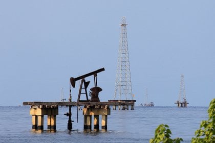 Pozos petroleros en Maracaibo en Cabimas, Venezuela (REUTERS/Isaac Urrutia/archivo)