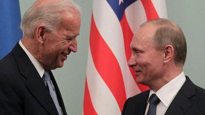 El, entonces, vicepresidente estadounidense, Joe Biden (i), conversa con el primer ministro ruso, Vladimir Putin, durante el encuentro que mantuvieron en Moscú (Rusia), en marzo de 2011. EFE/MAXIM SHIPENKOV/Archivo
