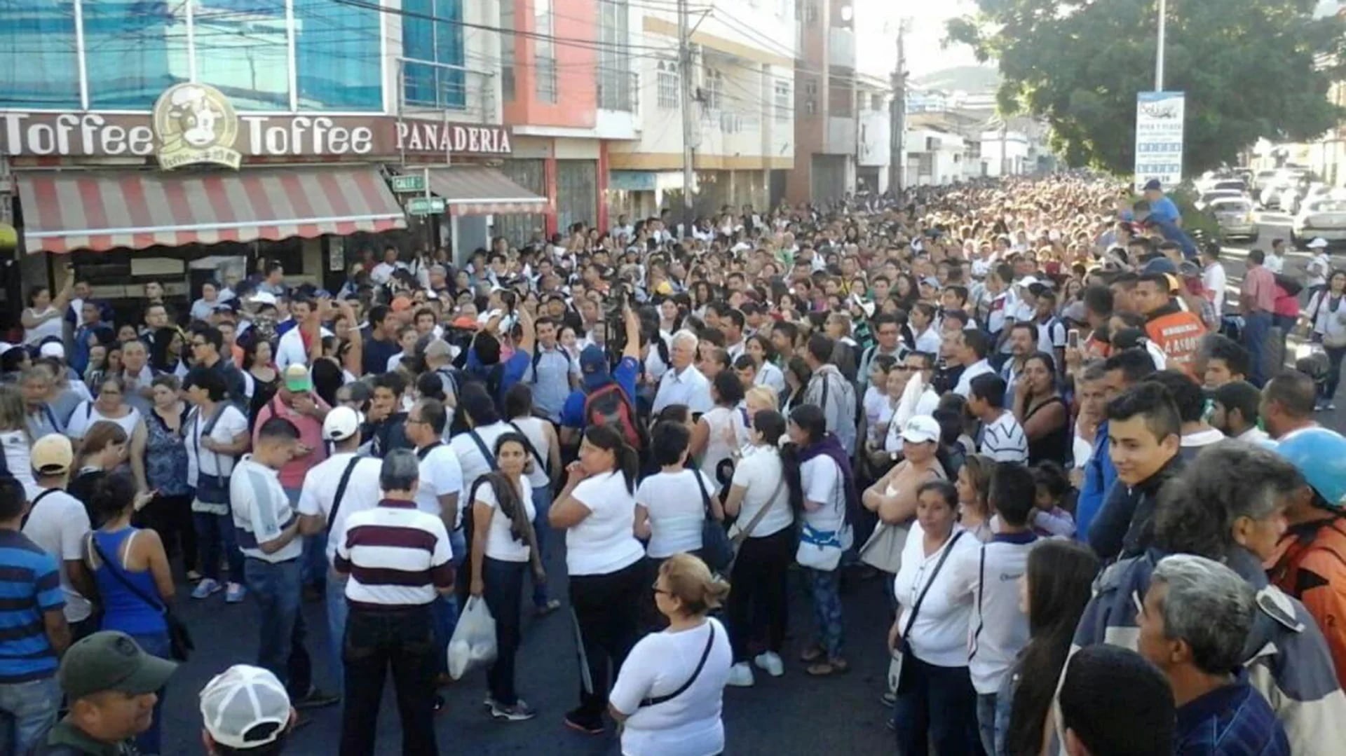 Cientos de venezolanos aprovecharon la apertura del paso fronterizo para ir a comprar productos básicos en Colombia