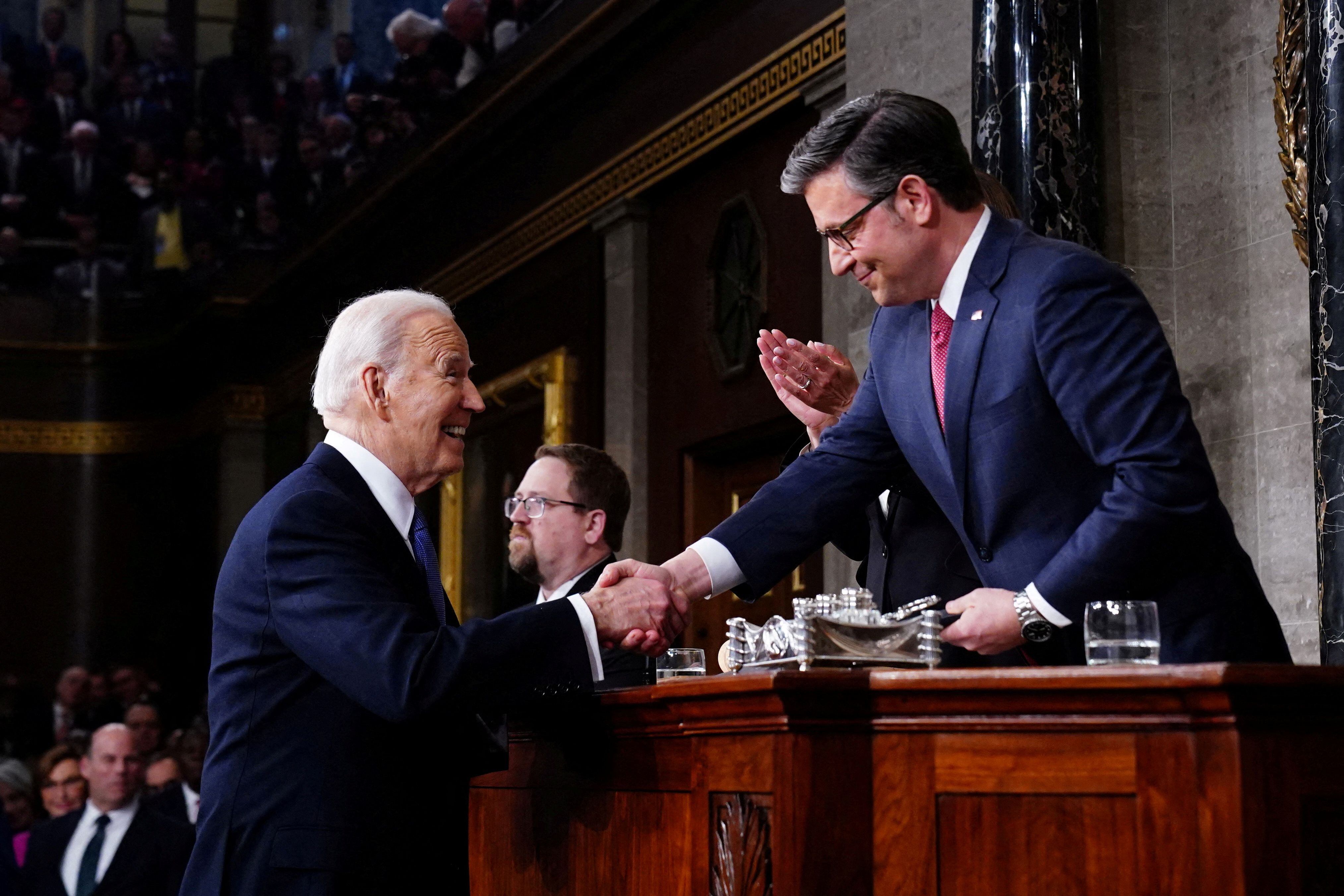 El presidente Joe Biden saluda al líder republicano de la Cámara de Representantes, Mike Johnson (SHAWN THEW/Pool via REUTERS/Archivo)