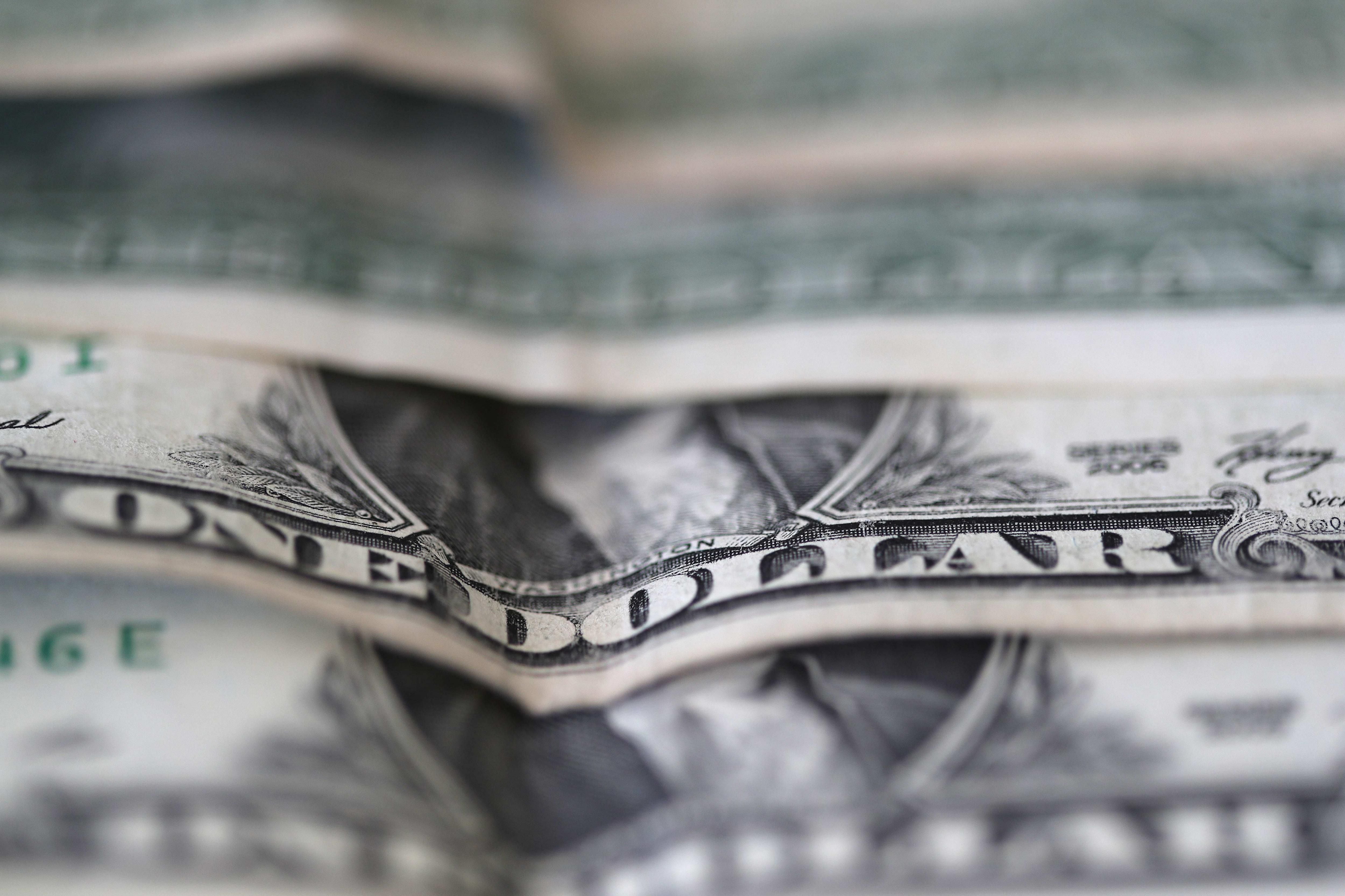 El dólar oficial subió más de 300% en 2023.
