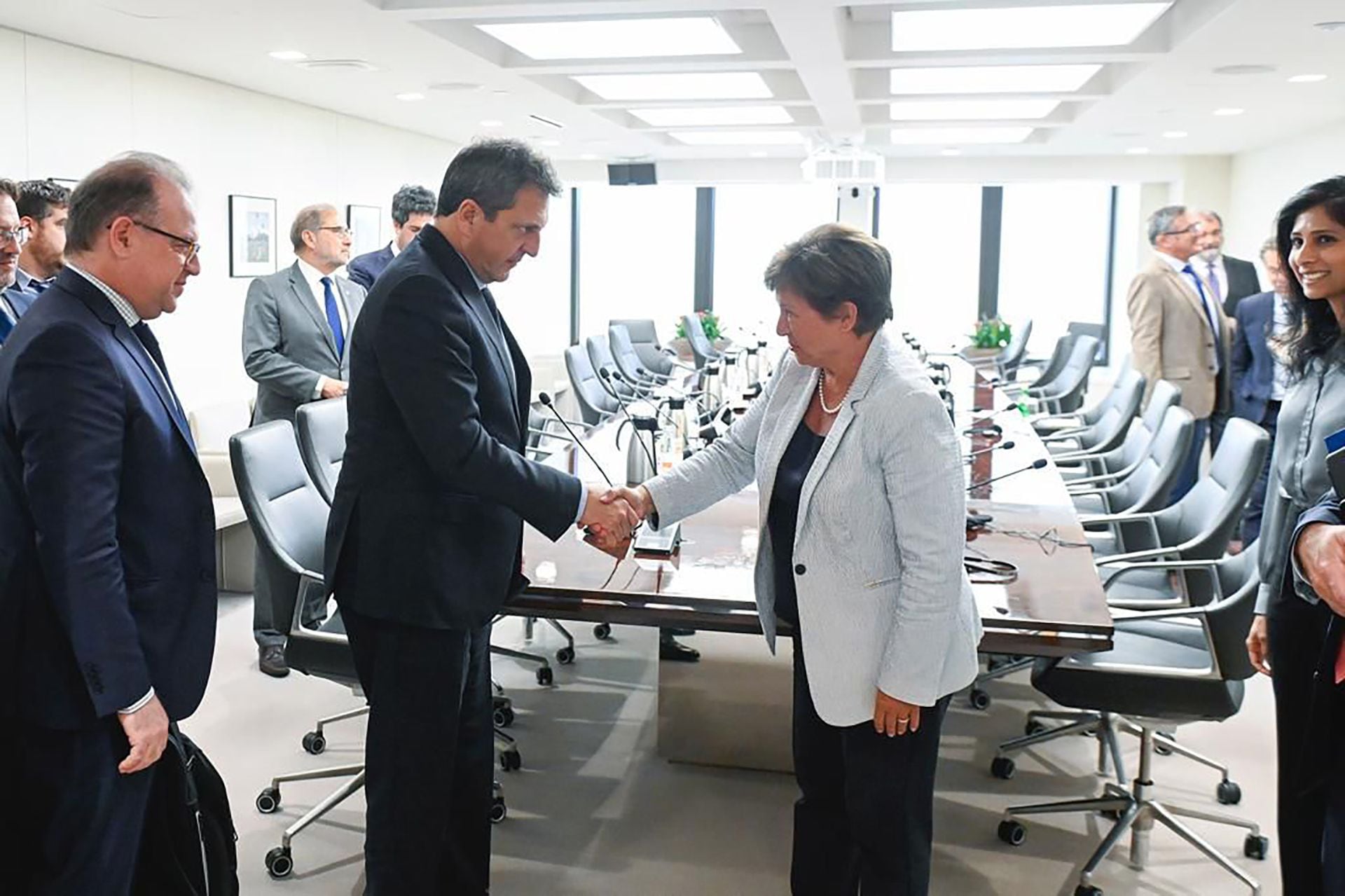 Sergio Massa saluda a Kristalina Georgieva en su reunión con el FMI