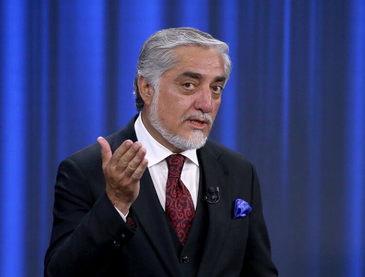 El candidato presidencial afgano Abdullah Abdullah habla durante el debate de la elección presidencial en el estudio de televisión TOLO en Kabul, el 25 de septiembre (REUTERS/Omar Sobhani)