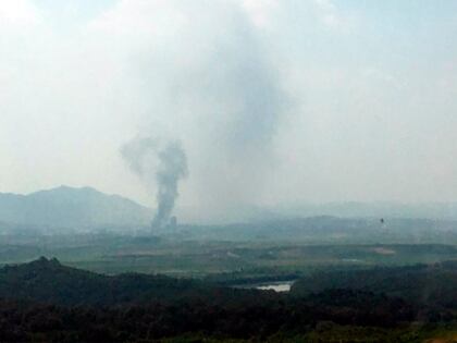 Una columna de humo en la localidad fronteriza norcoreana de Kaesong, vista desde Paju, Corea del Sur, el 16 de junio de 2020. (Yonhap vía AP)