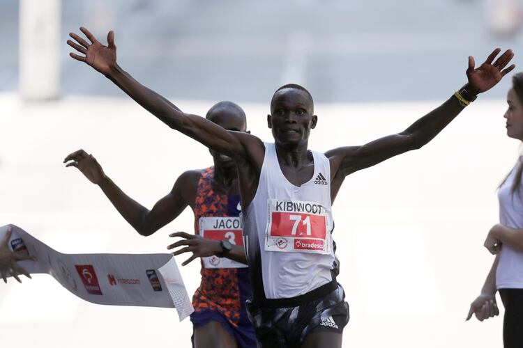 El momento en el que Kibiwott Kandie cruza la meta en primer lugar (Reuters)