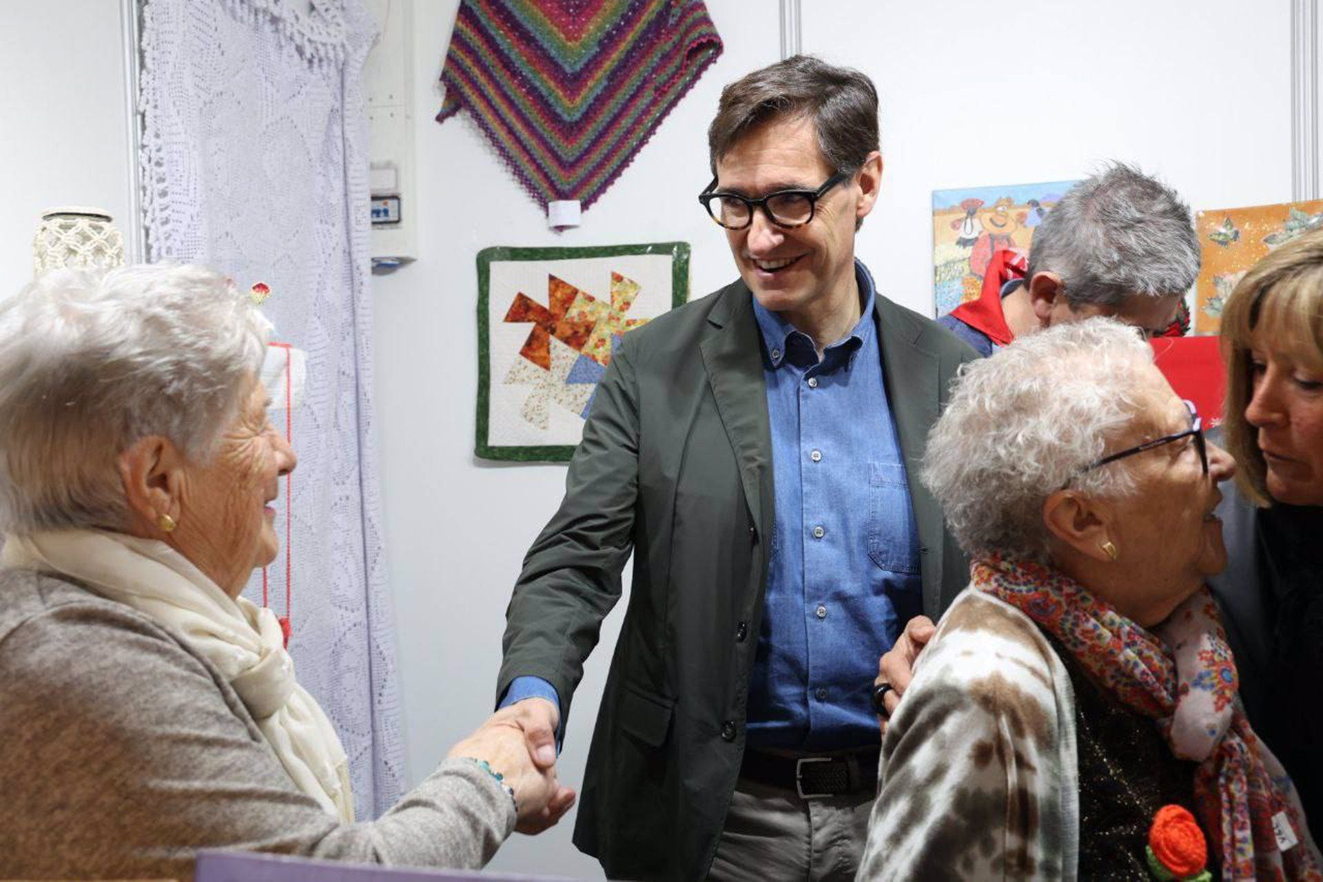 El candidato del PSC a las elecciones catalanas, Salvador Illa, en una visita a las fiestas de primavera de L'Hospitalet de Llobregat, el 20 de abril de 2024. (PSC)