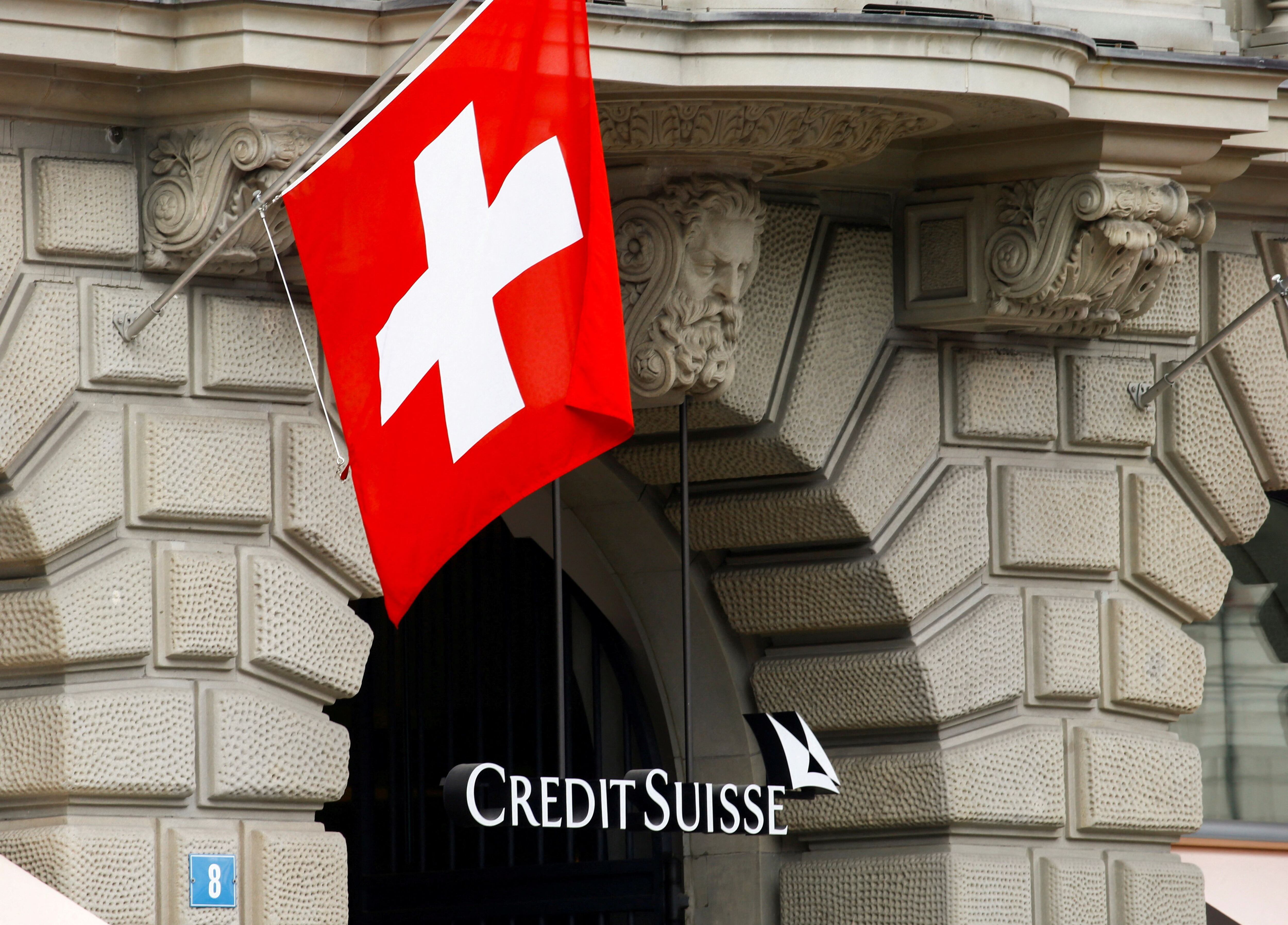 El Banco Nacional Suizo se comprometió en la madrugada del jueves a prestar 50.600 millones de euros a Credit Suisse, lo que parece haber restablecido parcialmente la confianza de los inversores. (REUTERS)
