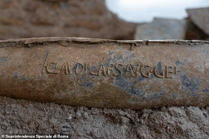 Una pipa de agua con el nombre de Claudio, lo que significa que no solo Calígula sino también su sucesor estuvieron vinculados con el edificio (Crédito: Soprintendenza Speciale Di Roma)