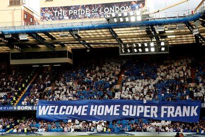 A mediados de 2019, los fanáticos del Chelsea habían recibido al ídolo del club con banderas en su honor (Reuters/John Sibley/File Photo) 