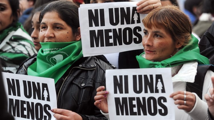 El debate por la legalización del aborto incorporó los pañuelos verdes en las marchas