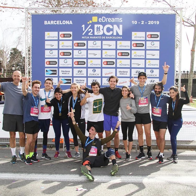Ãlex celebrando al final de la media maratÃ³n de Barcelona (@alexroca91)