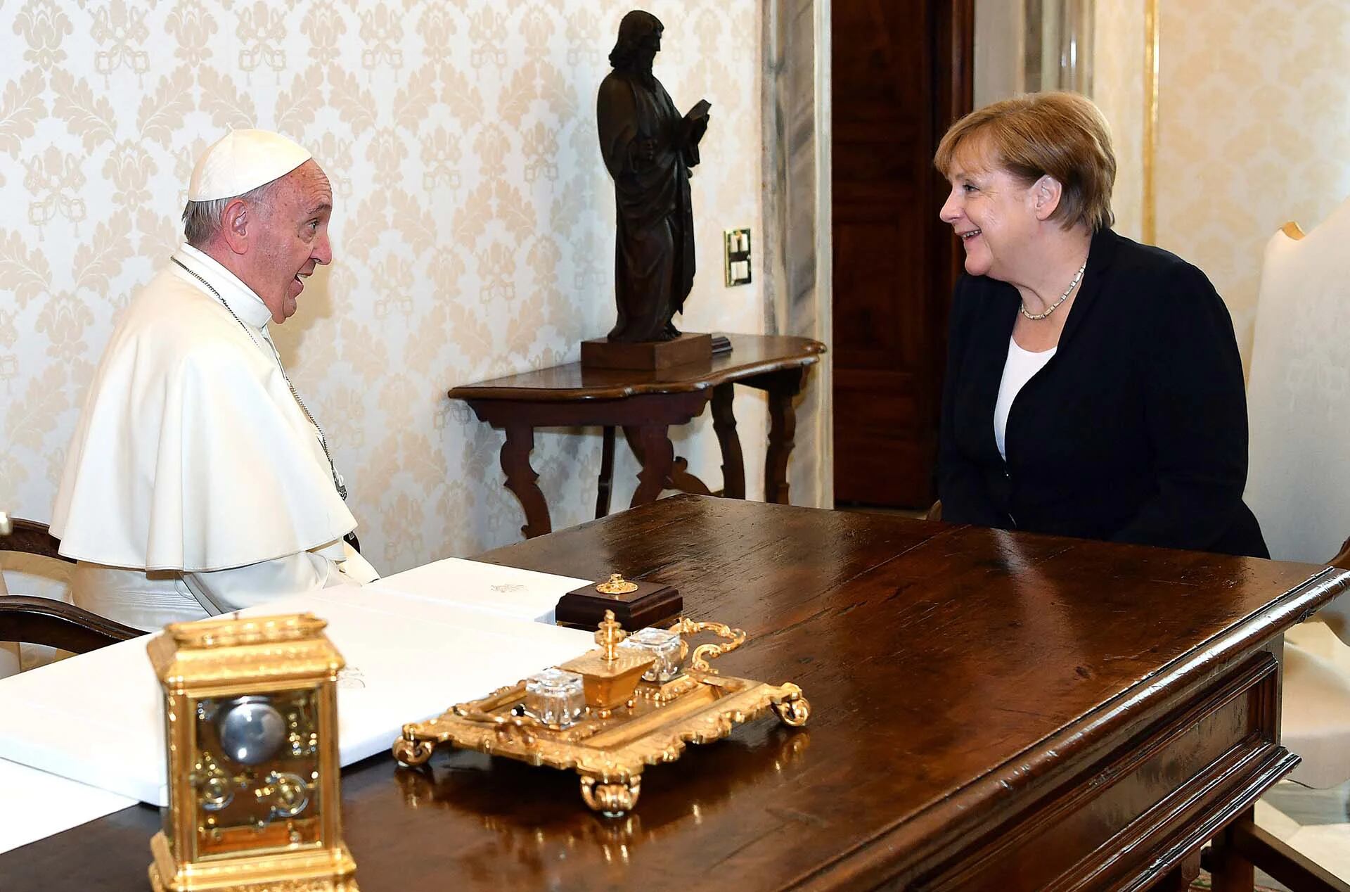 La canciller alemana Angela Merkel fue recibida por el papa Francisco en el Vaticano