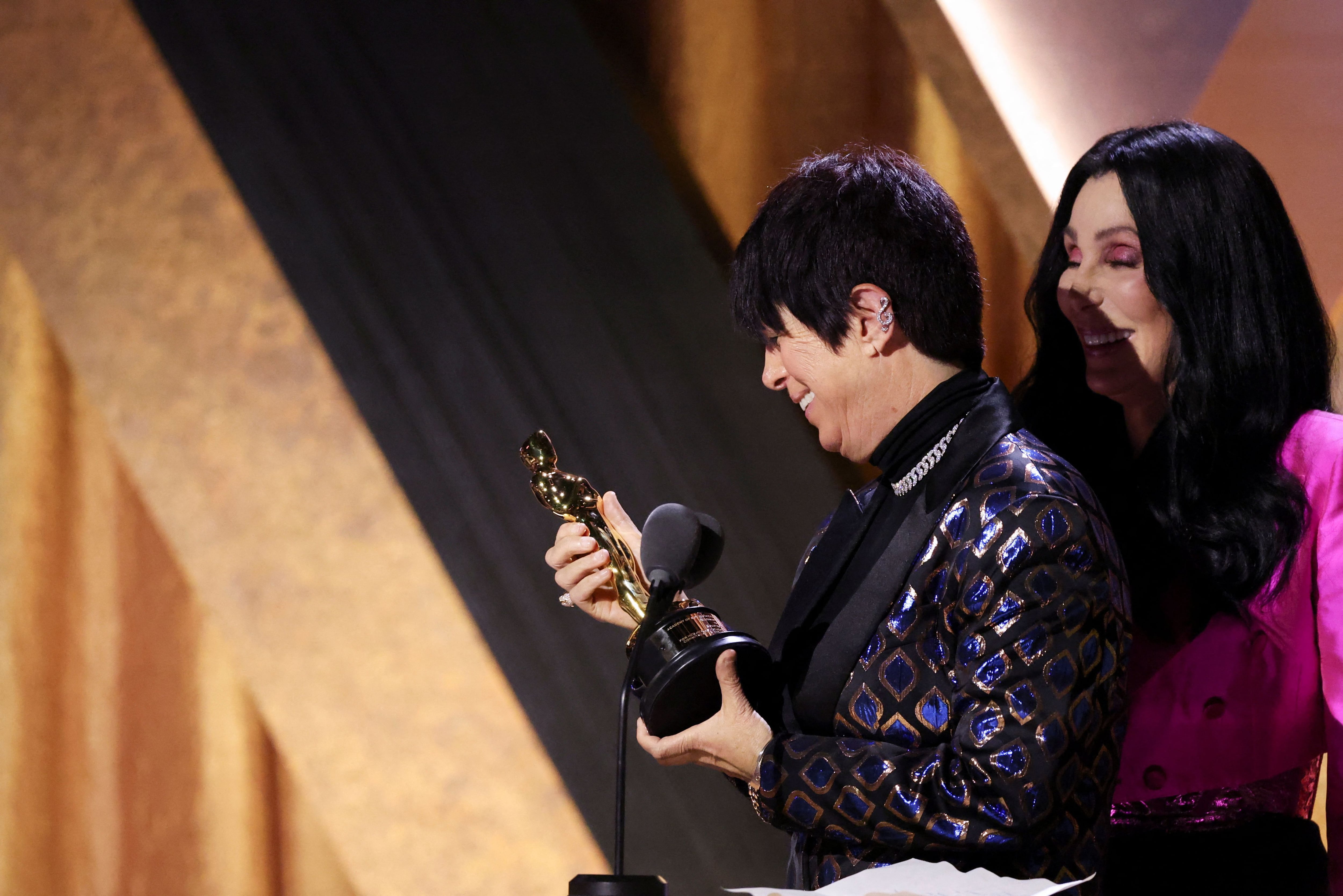 La música Diane Warren acepta su Oscar honorario en los 13th Governors Awards en Los Ángeles, California, EE. UU., 19 de noviembre de 2022. REUTERS/Mario Anzuoni
