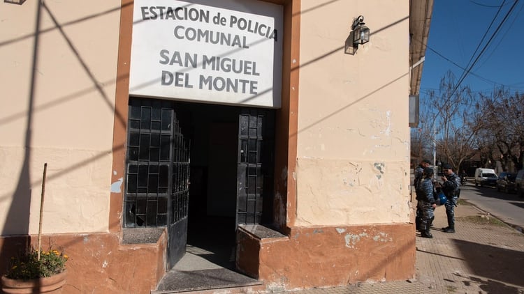 Entrada de la comisaría local (Adrián Escandar)