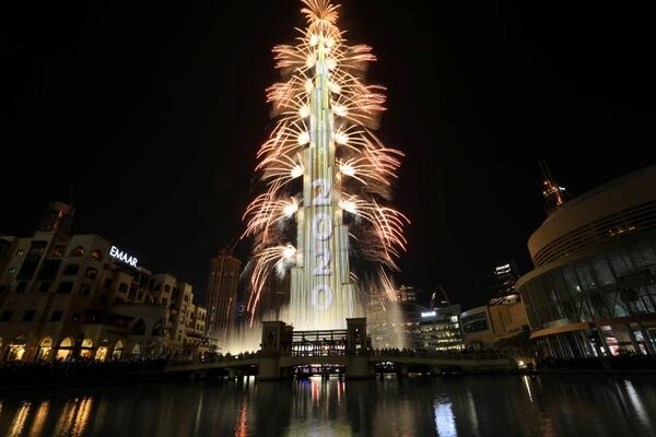 Así lució el rascacielos Burj Khalifa, el edificio más alto del mundo, en las celebraciones de Año Nuevo en Dubai (REUTERS/Christopher Pike)