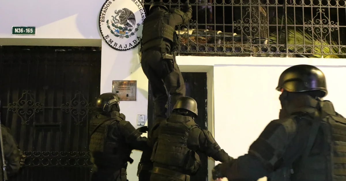 Ecuadorian police stormed the Mexican embassy in Quito and arrested former vice president Jorge Claus.