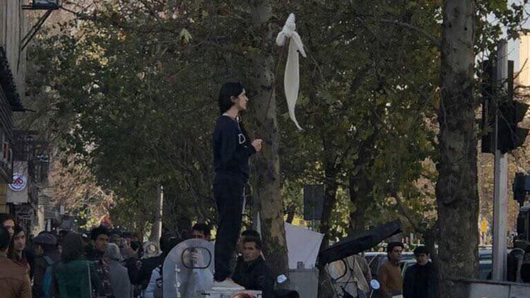 En enero de 2018 una joven se quitó el velo en plena manifestación y lo agitó en señal de protesta