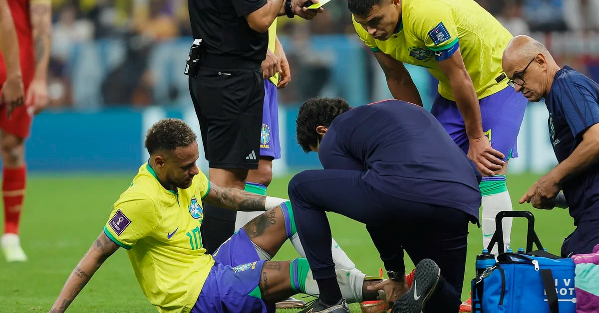 Neymar compartilhou a imagem chocante de seu tornozelo 48 horas após a lesão