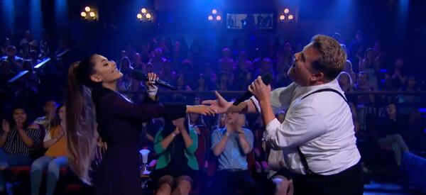 Ariana Grande y James Corden en The Late Late Show