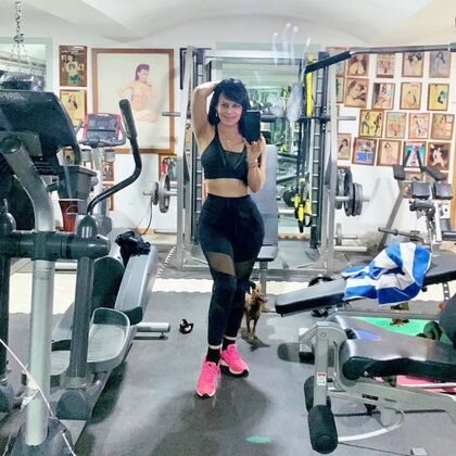 Las fotos desde el espejo de su gimnasio son una constante en la cuenta de la actriz (Foto: Instagram @MaribelGuardia)
