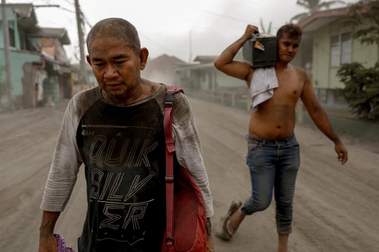 Personas evacuadas en Agoncillo, Batangas City (REUTERS/Eloisa Lopez)