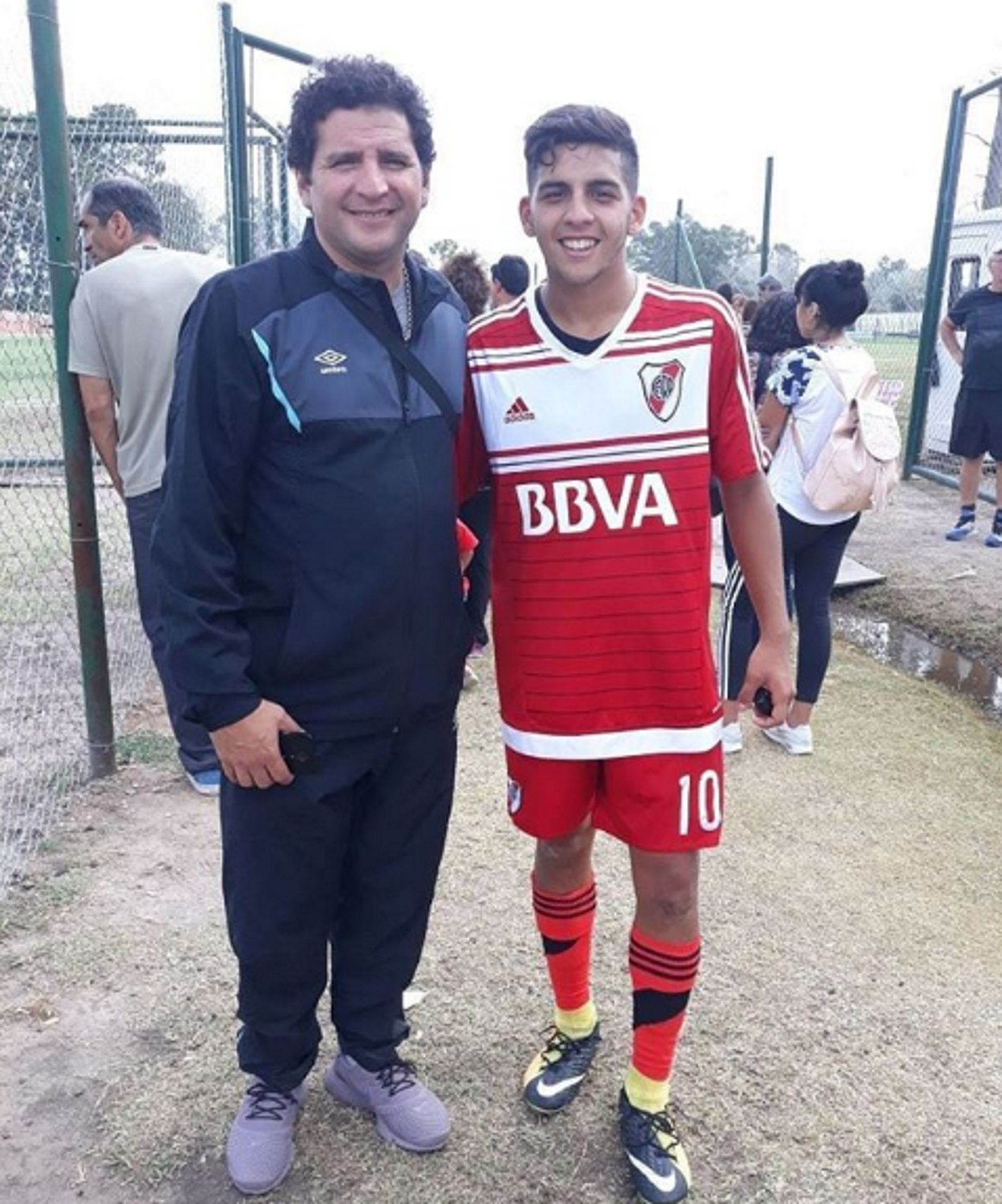 Hernán López Muñoz junto a su padre, Daniel López Maradona, ex jugador de Argentinos Juniors (Crédito: Hernán López Muñoz)
