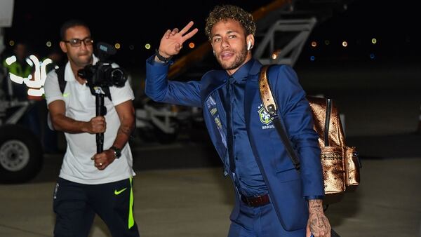 La bolsa de Neymar lleva bvordadas las imágenes de su familia (AFP)