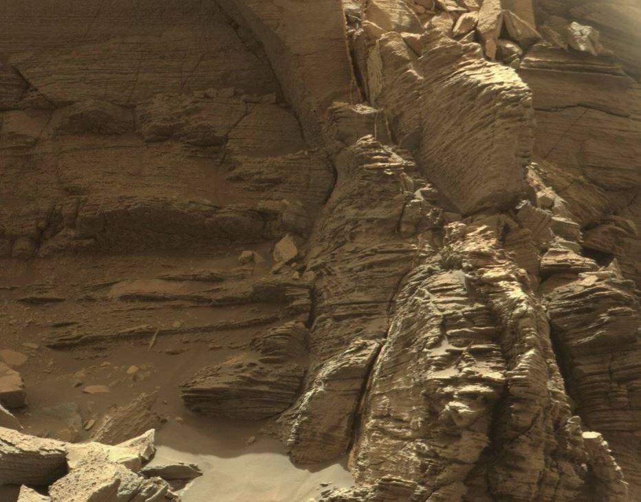Esta vista de la cámara del mástil (Mastcam) en el rover Curiosity Mars de la NASA muestra un afloramiento con rocas finamente estratificadas dentro de la región "Murray Buttes" en la parte inferior del monte Sharp (NASA/JPL-CALTECH/MSSS)