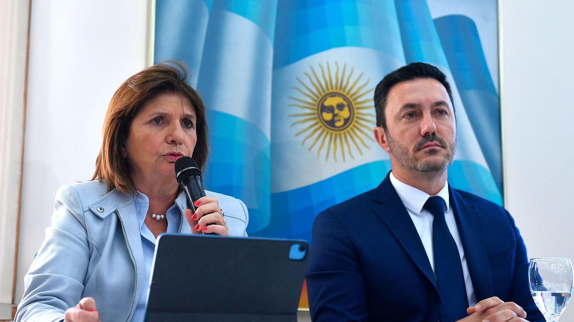 Patricia Bullrich y Luis Petri anuncian su apoyo a Javier Milei para el balotaje (Foto Maximiliano Luna)
