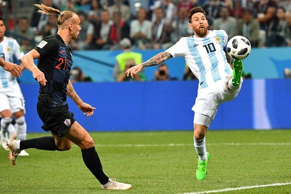 Lionel Messi  domina ante Domagoj Vidaduring en la segunda fecha del Group D