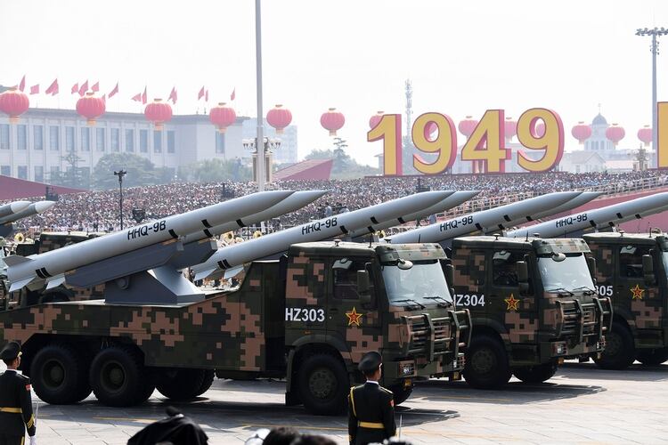 Lanzadores de misiles antiaéreos HHQ-9B desfilan por la plaza Tiananmen (GREG BAKER / AFP)