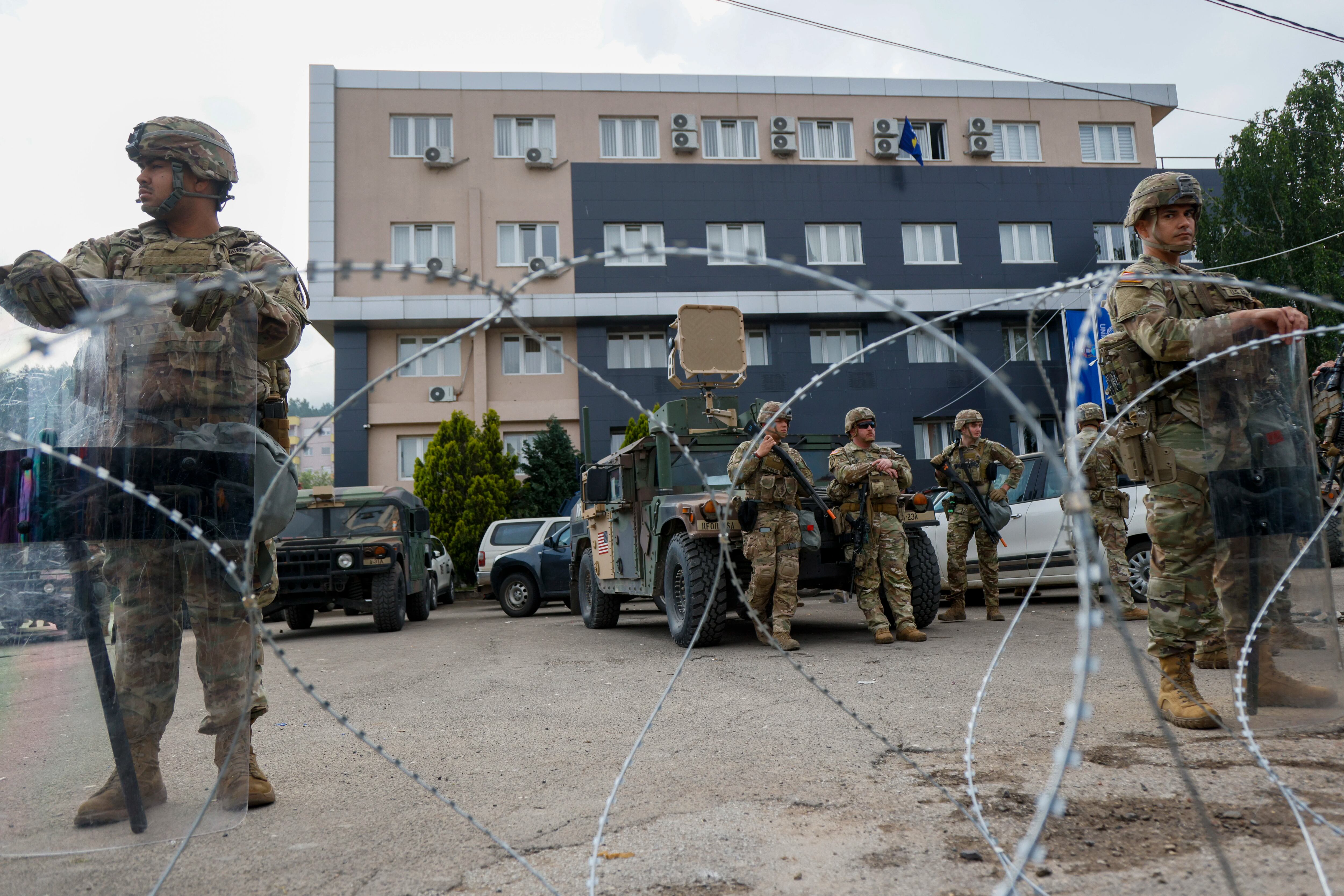 En esta imagen de archivo, soldados estadounidenses que forman parte de la misión de paz en Kosovo, custodian un edificio municipal en la localidad de Leposavic, en el norte del país, el 29 de mayo de 2023. (AP Foto/Marjan Vucetic, archivo)