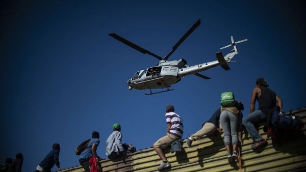 Los migrantes intentaron cruzar una valla fronteriza (Foto: AFP)