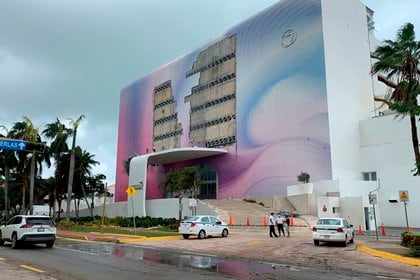 El distrito hotelero de Cancún resiste los ataques del delta del huracán