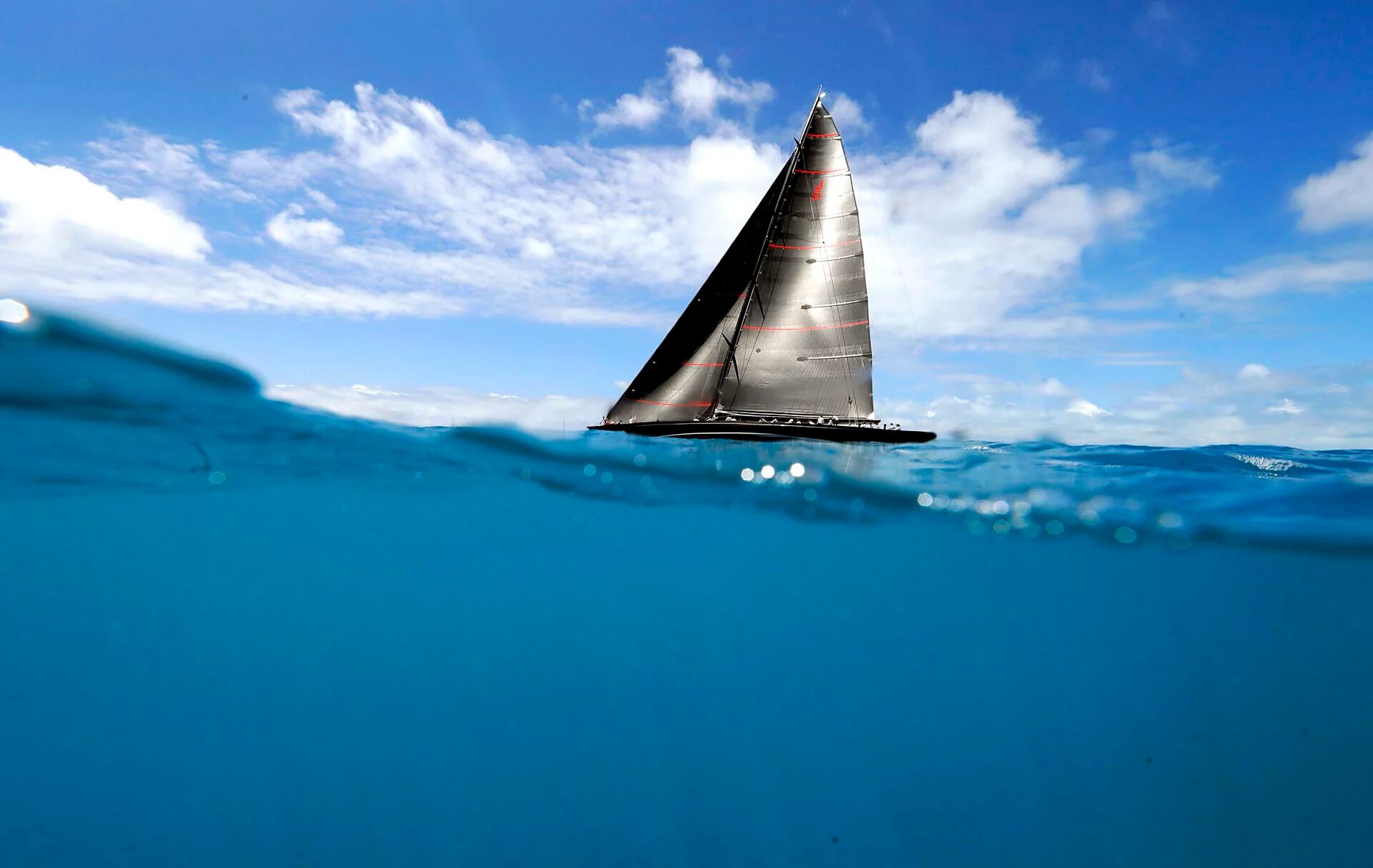 Un velero compite en la America’s Cup sobre las aguas de las islas Bermudas