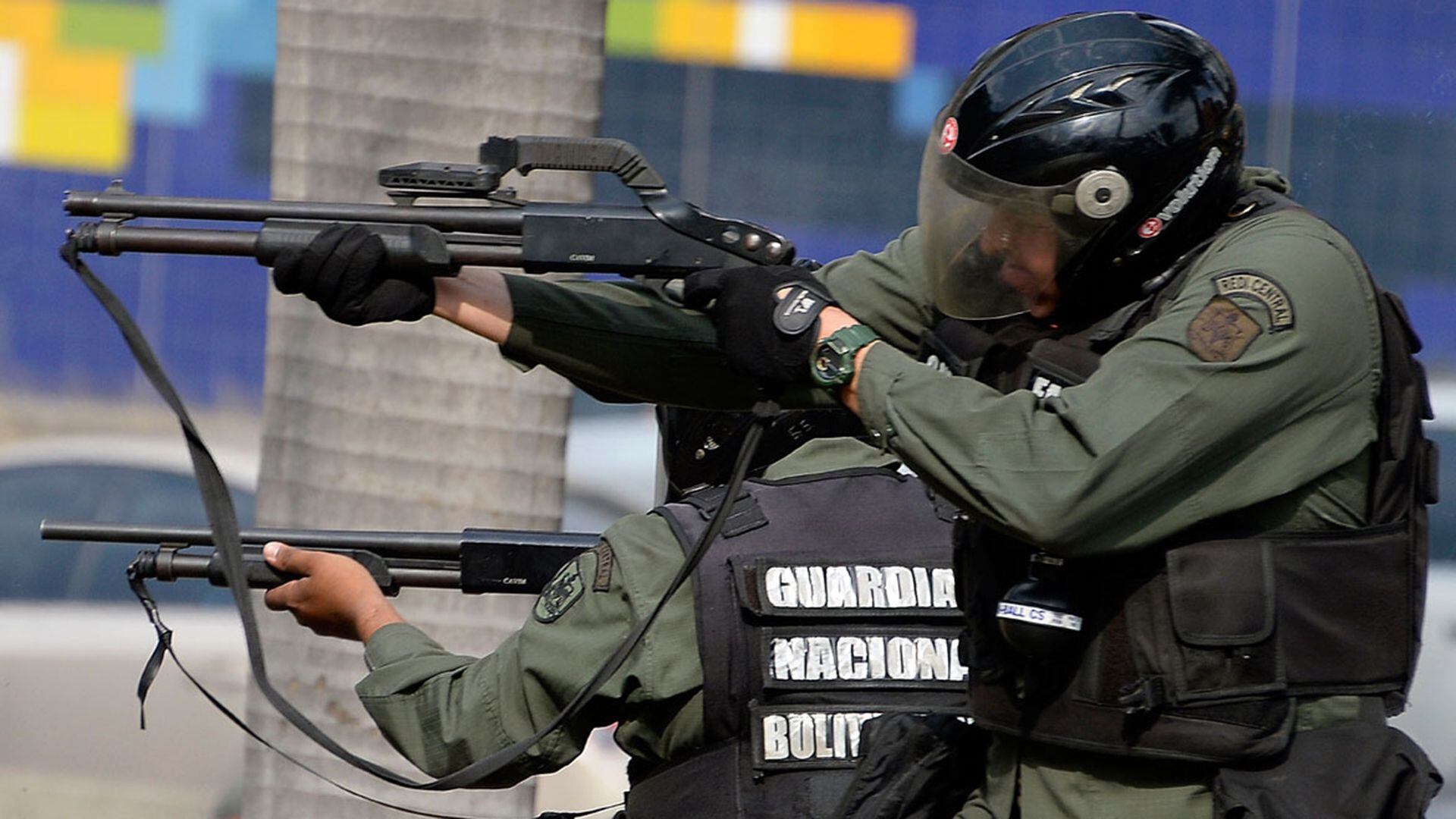 Miembros de las fuerzas venezolanas reprimen a la población 