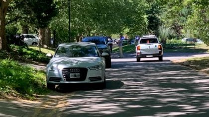 La calle donde se ubica la casa de la familia Neuss minutos después del hecho: en el fondo, los patrulleros de la Bonaerense.