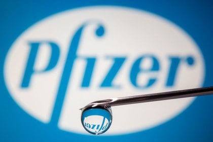 El logotipo de Pfizer reflejado en una gota en el extremo de la aguja de una jeringa médica en esta imagen de ilustración tomada el 9 de noviembre de 2020. REUTERS/Dado Ruvic