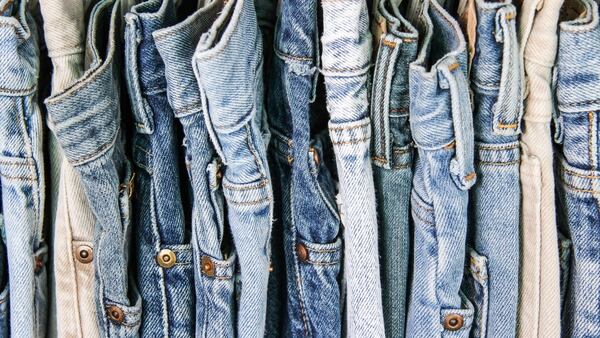 Los diferentes químicos y materias primas que se utilizan en un jean contaminan gravemente el ambiente (Getty Images)