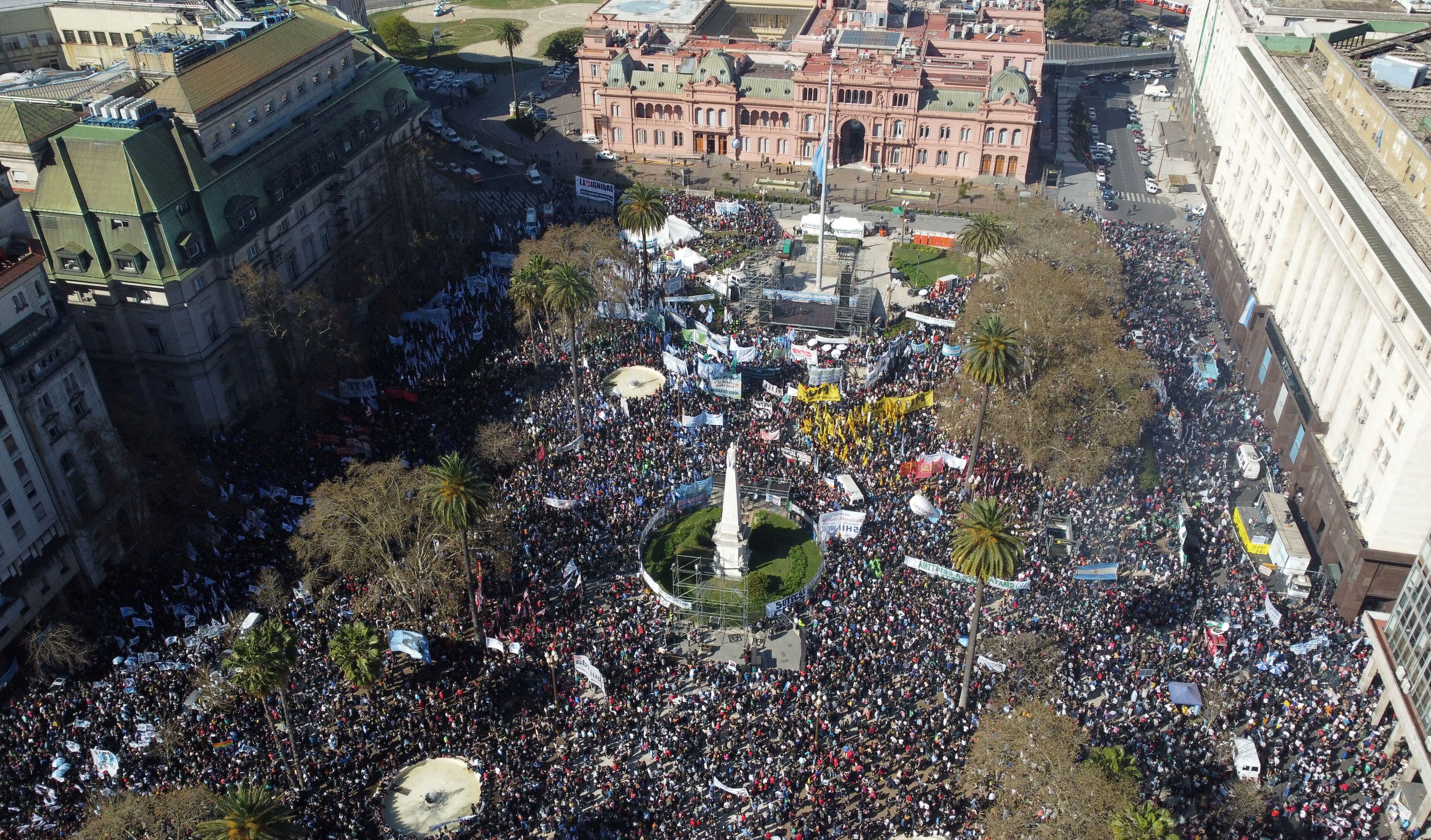 Políticos, periodistas e “intelectuales” de izquierda han tomado el cuidado de resaltar la palabra democracia y ponerla por encima de la República, porque consideran que significa que el que más votos tiene recibe el poder absoluto (Reuters)