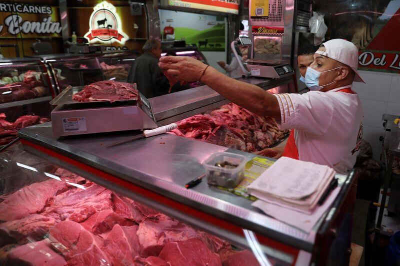 Foto de archivo. Un carnicero trabaja en la plaza de mercado de Paloquemao en Bogotá, Colombia, 7 de octubre, 2022. REUTERS/Luisa González