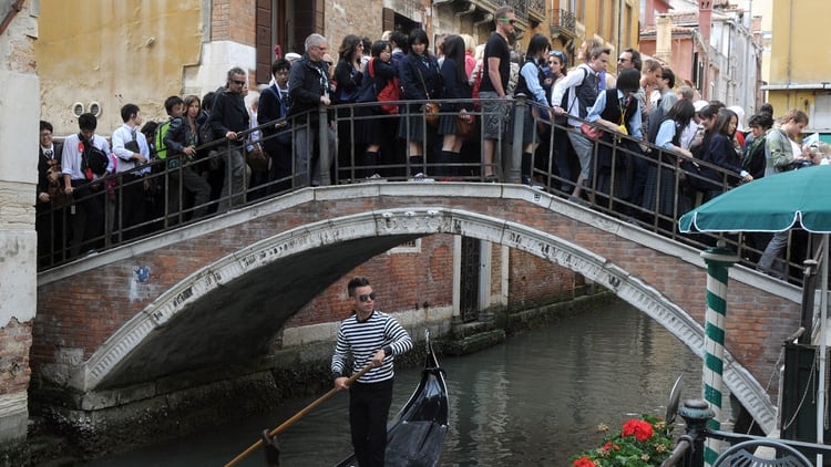 Organizar picnics en espacios públicos o demorarse demasiado tiempo en los puentes en Venecia es punible (Shutterstock)