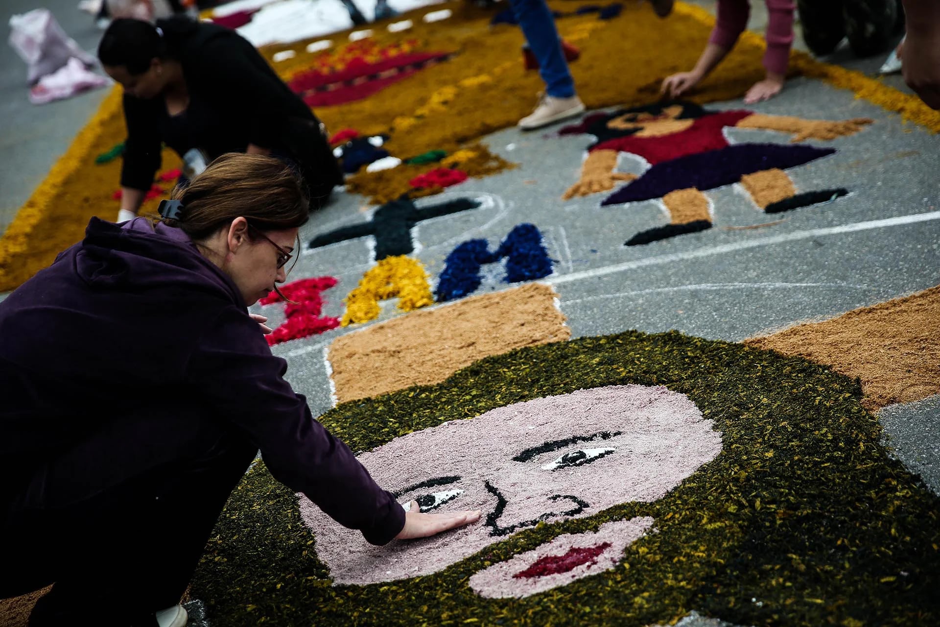 Personas participan en la instalación del tradicional tapete gigante con motivo de la festividad del Corpus Christi en la ciudad de Santana de Parnaiba, a 150 kilómetros de Sao Paulo, Brasil